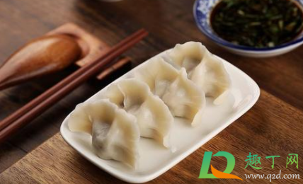 水饺怎么煮不粘在一起(水饺煮出来放在一起怎么能不粘一块)