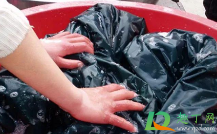 羽绒服上弄到红墨水了怎么洗(红笔墨弄到羽绒服上怎么洗)