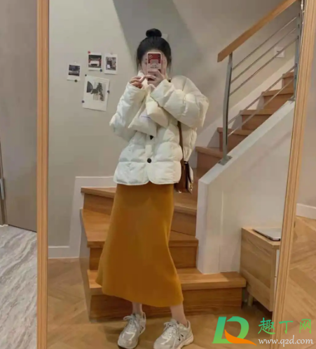 金丝绒长裙和大衣配吗(金丝绒大衣怎么搭配)