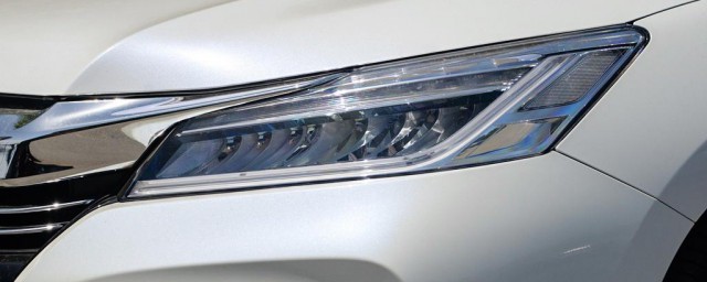 雅阁大灯调节位置(雅阁大灯可调在哪里)