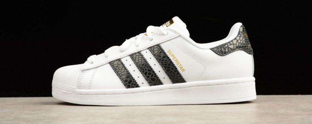 鞋子发黄很难看怎么办(有颜色的鞋子发黄怎么办)