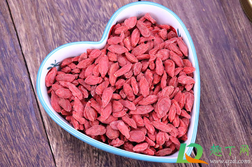 老公吃枸杞下面硬的很正常吗(吃枸杞子老是硬)