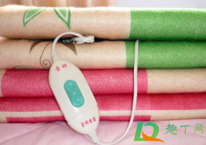 电热毯上面能铺棉被吗(电热毯能不能铺在棉絮上面)