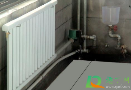 立式暖气片哪个是进水口(立式暖气片进水口和出水口怎么区分)