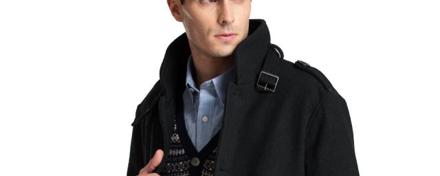 黑色羽绒服应该怎样穿出时髦感?(黑色羽绒服百搭吗)