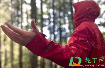 防水冲锋衣怎么洗涤方法(冲锋衣怎么洗不会失去防水效果)