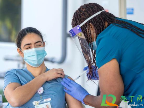 新冠疫苗间隔28天是从打针的当天算还是第二天算(第二针新冠疫苗必须在28天内打吗疫苗间隔多久)