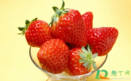 草莓根部发白是没有熟吗(草莓根部发白了还能吃吗)