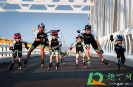 速滑鞋三轮与四轮哪个速度快(速度轮滑鞋三轮和四轮的区别)