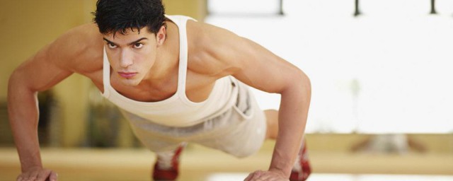 俯卧撑健身的优点(坚持做俯卧撑的好处和坏处)