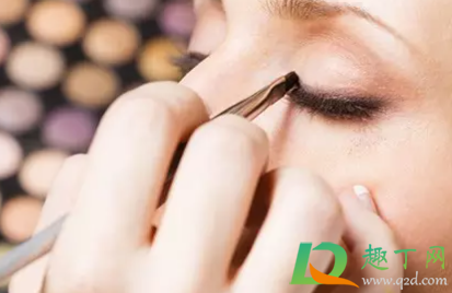 床单上的眼线液怎么洗(床单上的眼影怎么清洗)