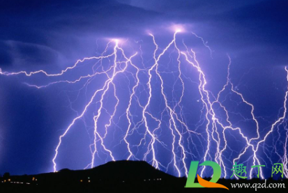 打雷洗澡有危险吗(打雷天洗澡有危险吗)