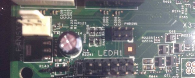 电脑主板上哪两根线短接就可以开机(电源主板开机接哪两根线)