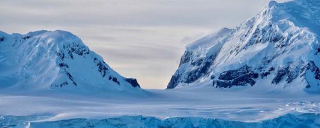南极的冰蓝色是因为光的散射作用(南极的光是什么光)