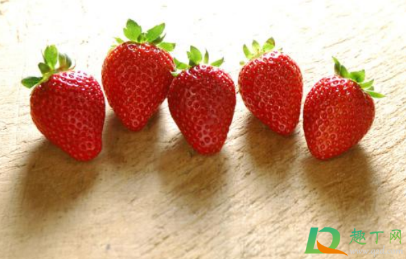 草莓籽红色是染色吗(草莓籽 颜色)