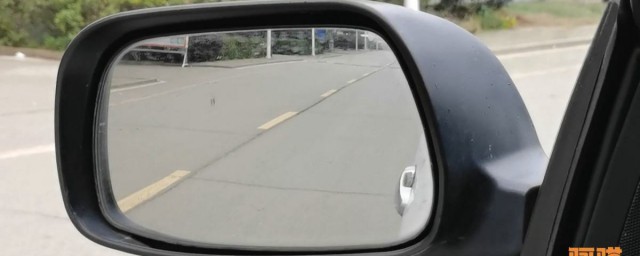 汽车反光镜的最佳调节角度是哪里？(汽车反光镜调节最好的距离)