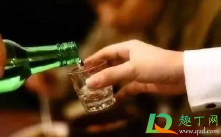 解酒用冷水还是热水敷脸(用冷水洗脸可以解酒吗)