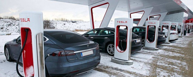 特斯拉充电方便吗(特斯拉充电很麻烦吗)