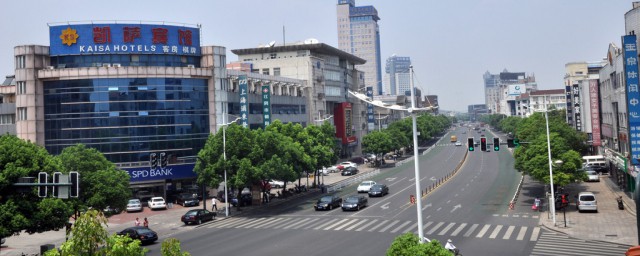 十字路口左前方向行使方法(前方在十字路口左转)