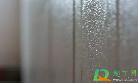 冬天墙体有水珠怎么回事(冬天室内墙面有水珠怎么处理)