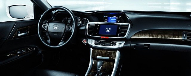 八代雅阁哪里可以插USB？(第八代雅阁有usb接口吗)