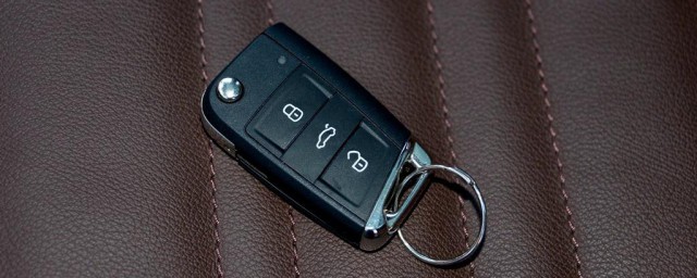 怎么换电池(汽车钥匙没电了怎么换电池)