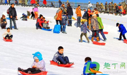 滑雪穿牛仔裤还是运动裤(滑雪服里面可以穿牛仔裤吗)