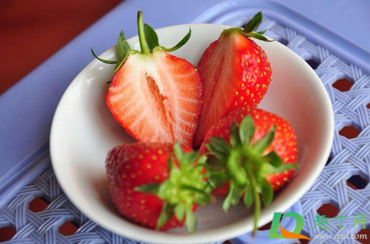 草莓用保鲜膜包着好还是不包好(草莓用保鲜膜包住会坏么)