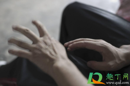 手有时候拿东西发抖是什么原因(为什么手拿东西会发抖是什么原因)