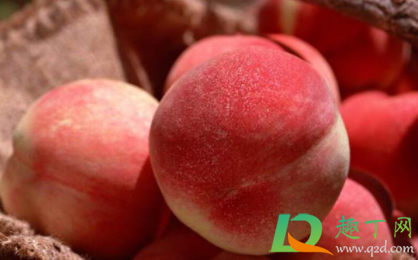 桃子变褐色还能吃吗(桃子削皮后是褐色能吃吗)