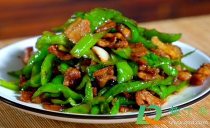 大锅菜青椒怎么样不变色(青椒怎么烧不会变色)