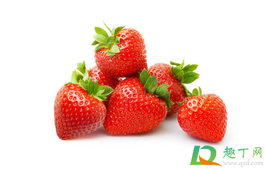 草莓用保鲜膜包着还需要放冰箱里保鲜吗(草莓是用保鲜膜盖住还是直接放着的好)