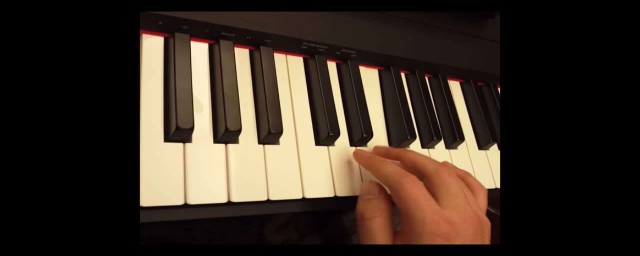 钢琴初学入门的指法(钢琴入门怎么学指法)
