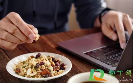 手有时候拿东西发抖是什么原因(为什么手拿东西会发抖是什么原因)