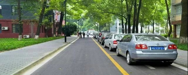 侧方停车看哪里(侧方停车看哪里平行)