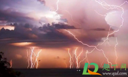 打雷洗澡有危险吗(打雷天洗澡有危险吗)