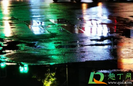 下雨天适合发朋友圈的心情经典句子(适合下雨天发的朋友圈心情说说大全)