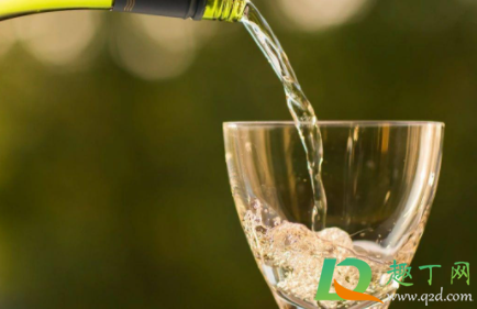 解酒用冷水还是热水敷脸(用冷水洗脸可以解酒吗)