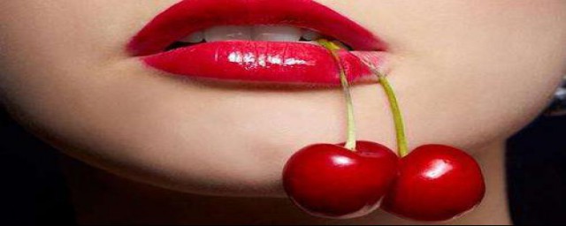 为什么会嘴唇干裂(为什么会嘴唇干裂口腔干)