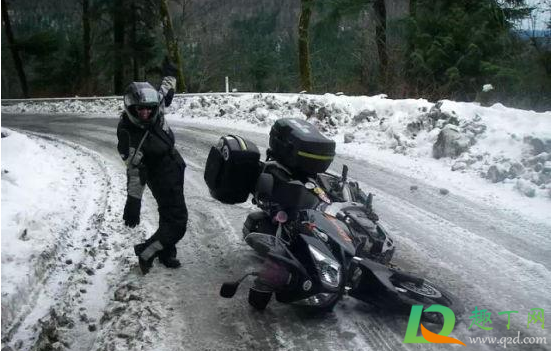 冬天头盔里面起雾怎么办(冬天戴头盔眼镜起雾怎么办)