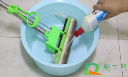 对折拖把和滚轮拖把哪个好(拖把对折还是滚轮的好)