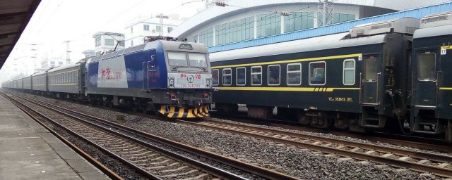 火车靠左侧行驶原来是因为它(火车都靠左行驶)