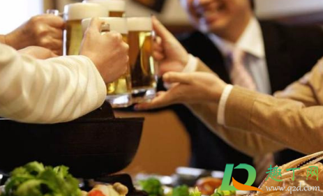 应酬客户喝死算工伤吗(工作应酬喝酒死亡) 应酬客户喝死算工伤吗(工作应酬喝酒死亡)