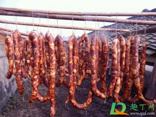 香肠晒了几天粘粘的是坏了吗(香肠晒断了) 香肠晒了几天粘粘的是坏了吗(香肠晒断了)