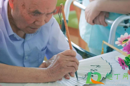 人老了为什么拿东西会手抖(为什么拿东西的时候手会抖)