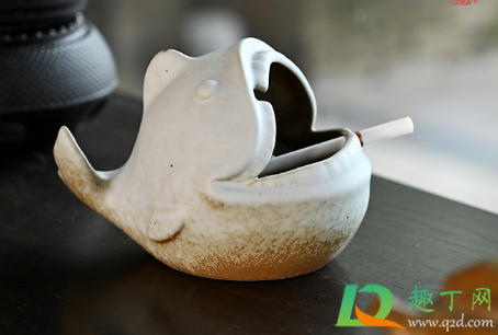 烟灰缸里放什么东西能去除烟味(烟灰缸里面放什么好清理)