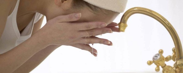 洗脸的正确方法(淘米水洗脸的正确方法)