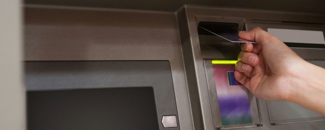 晚上到银行取钱怎么办(银行卡晚上可以取钱吗)