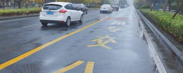 开车如何正确走公交车道?(公交车道如何行驶)