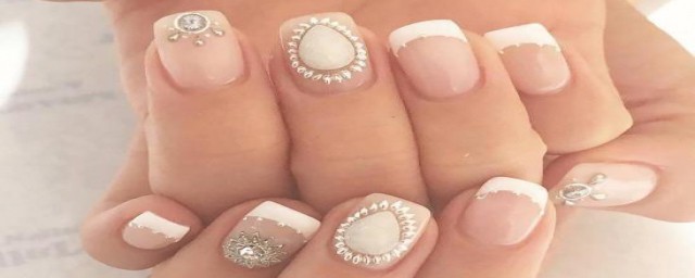 指甲又短又宽适合什么美甲(指甲短宽做什么美甲好看)